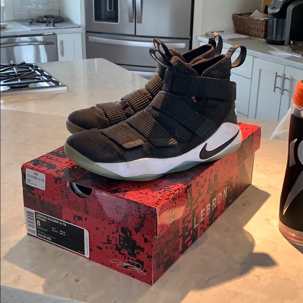 Nike Lebron James Soldier 11 Basketball shoe